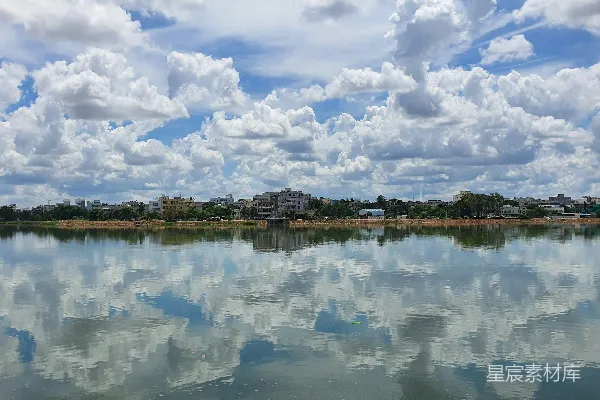 高清摄影 天空中有云的大量水域