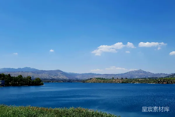 高清摄影 一片被山环绕的大片水域