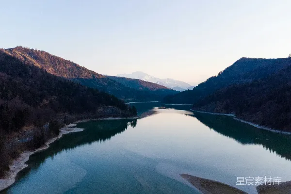 高清摄影 山间白天的湖泊