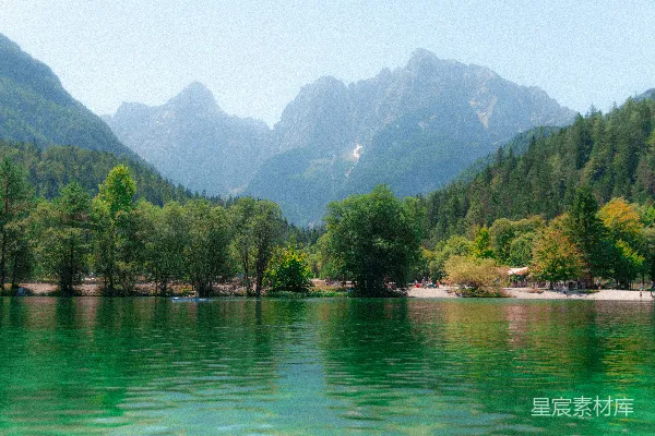 高清摄影 背景中有山的水域