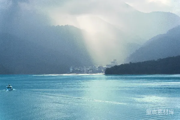 高清摄影 一艘船穿越广阔水域