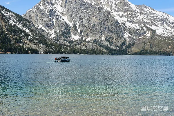 高清摄影 一艘船漂浮在被山环绕的湖面上