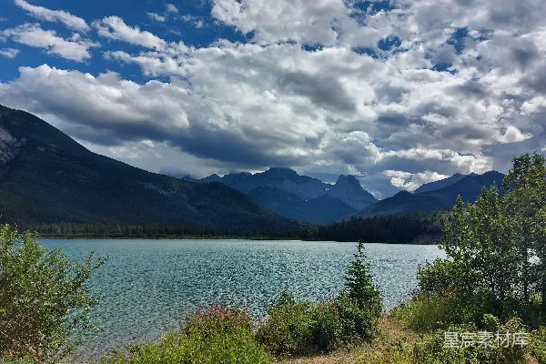 高清摄影 背景中有山的湖泊