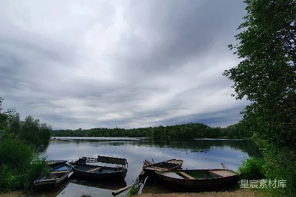 高清摄影 白天棕色的小船在湖上