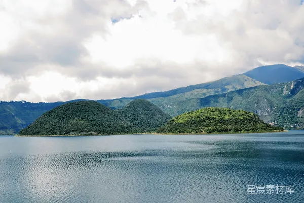 高清摄影 一片被山环绕的大片水域