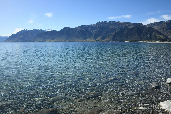 高清摄影 一片被山脉环绕的大片水域