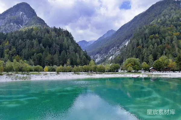 高清摄影 山脉靠近水域