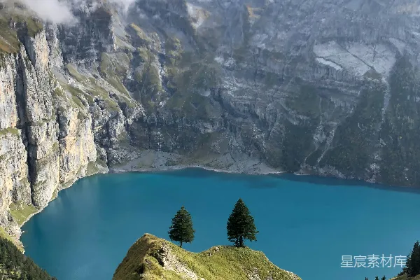 高清摄影 一片被山和树环绕的蓝色湖泊