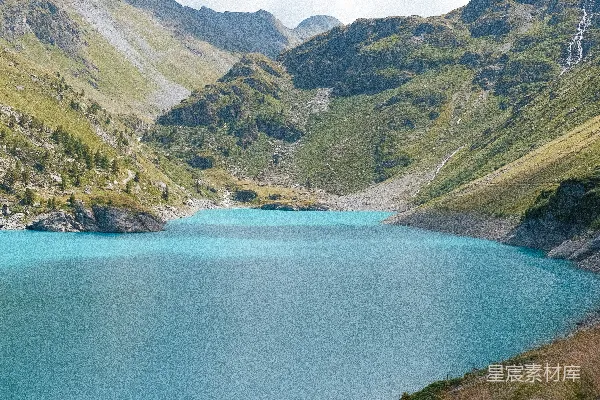 高清摄影 被山环绕的湖泊