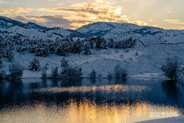 高清摄影 日间湖畔雪覆盖的山峦