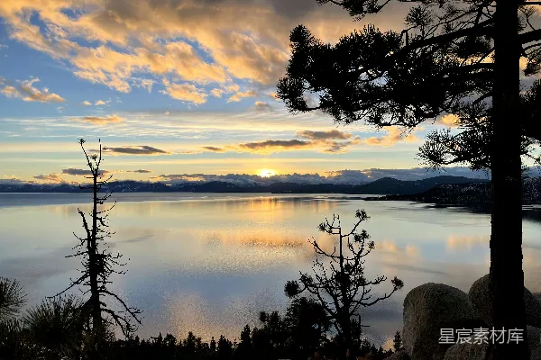 高清摄影 夕阳西下在一片广阔的水域之上