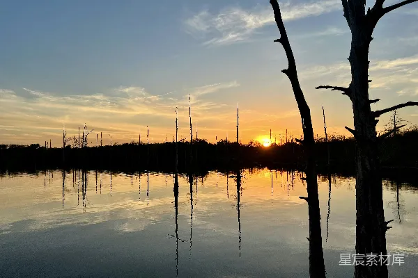 高清摄影 夕阳落下在一片水域之上