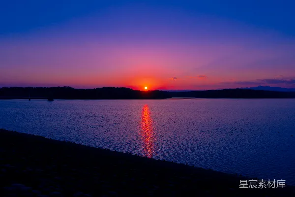 高清摄影 夕阳落下一片水域之上