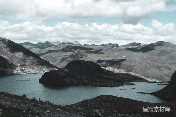 高清摄影 一片被山包围的大片水域