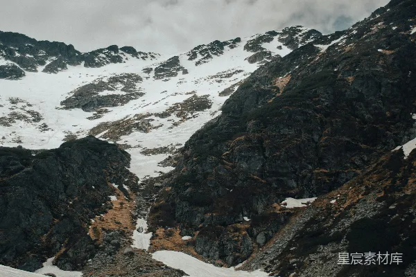 高清摄影 白天覆雪的山峦