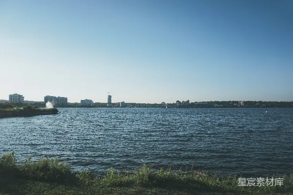 高清摄影 背景中有座城市的水域