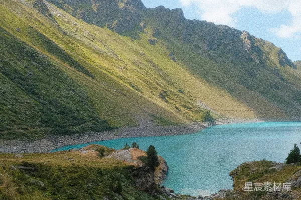 高清摄影 被山环绕的水域