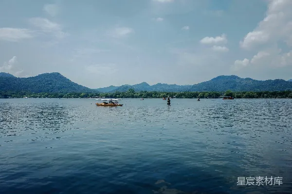 高清摄影 人们在湖边享受休闲活动。