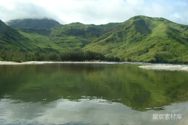 高清摄影 白天山绿傍水边