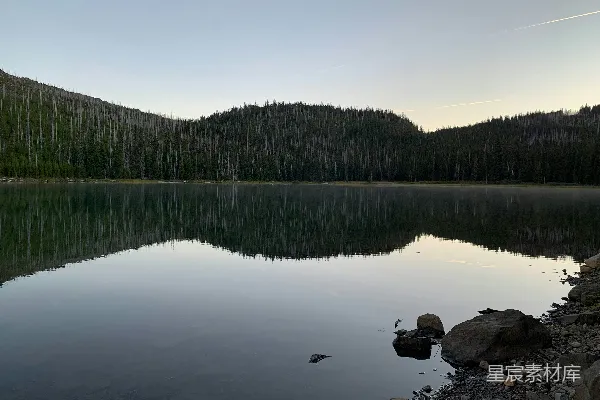 高清摄影 被山和树环绕的湖泊