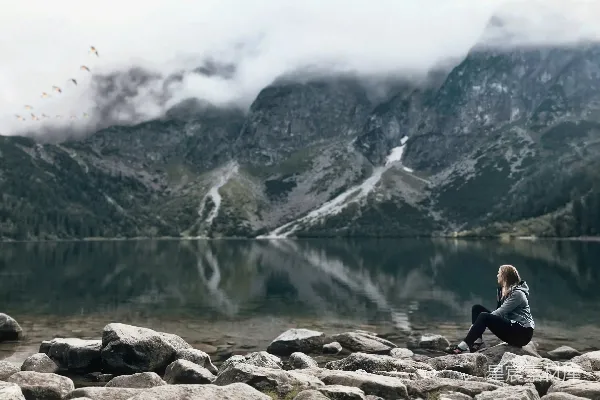 高清摄影 一个男人站在一块岩石的小山上