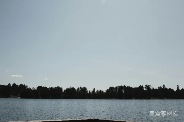 高清摄影 背景中有湖泊的木制码头