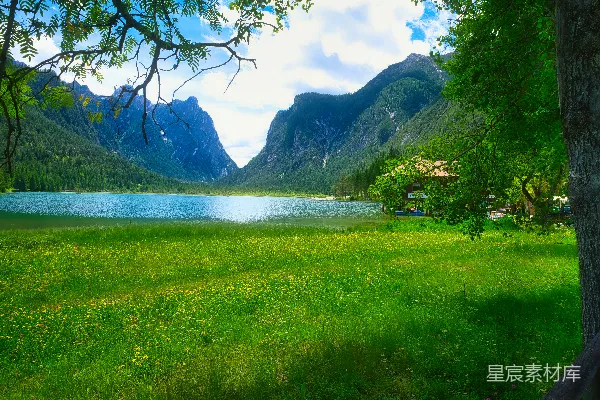 高清摄影 位于山间树下的宁静湖泊。