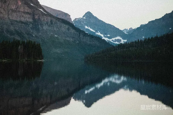 高清摄影 山峦倒映在湖中