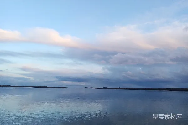 高清摄影 平静的水面映照着模糊的彩云天空。