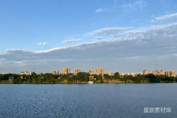高清摄影 背景中有座城市的水域