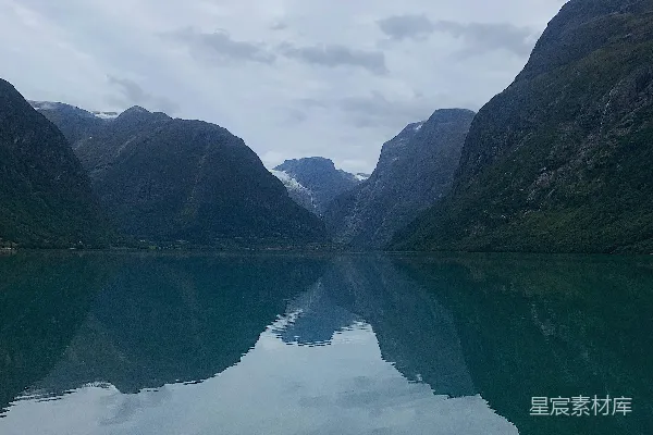 高清摄影 一片被山峦环绕的大片水域