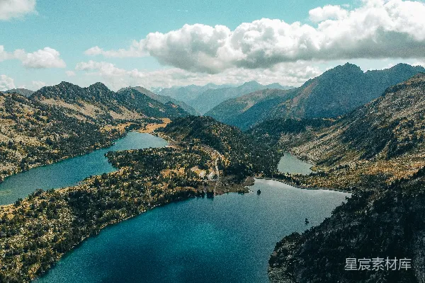 高清摄影 一条河流穿过山谷