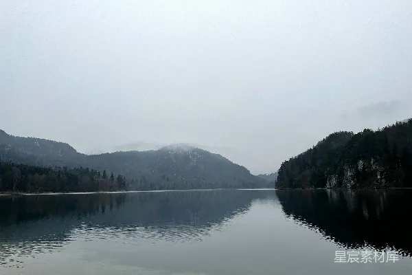 高清摄影 一片被山脉环绕的大水域