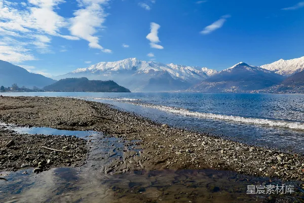 高清摄影 湖上白蓝相间的天空