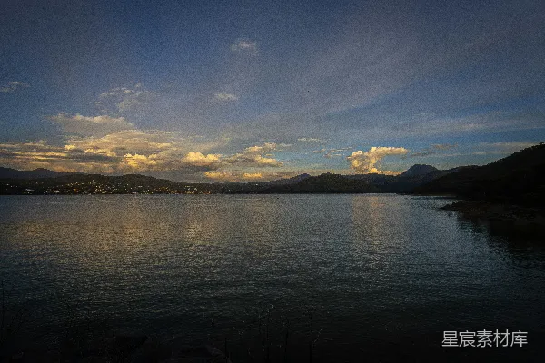 高清摄影 夕阳映照平静的湖面，山峦环绕，云彩五彩斑斓。