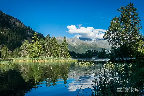 高清摄影 背景有树木和山的湖泊
