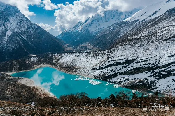 高清摄影 一片被蓝湖环绕的雪山美景