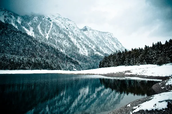 高清摄影 白天湖畔雪覆盖的山峰