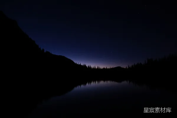 高清摄影 一个被森林环绕的湖泊在夜晚的天空下