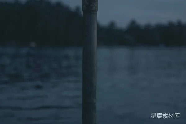 高清摄影 湖边白天的灰色木质码头