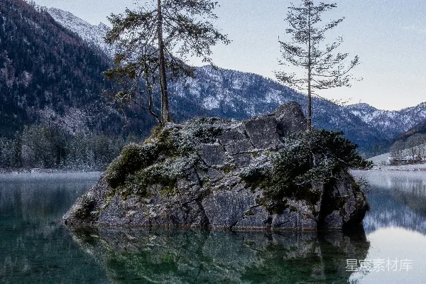 高清摄影 岩石形成的绿树湖畔白天景色