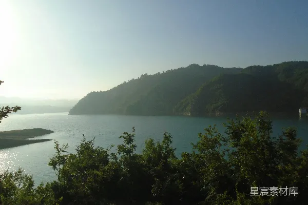 高清摄影 山 near 水体