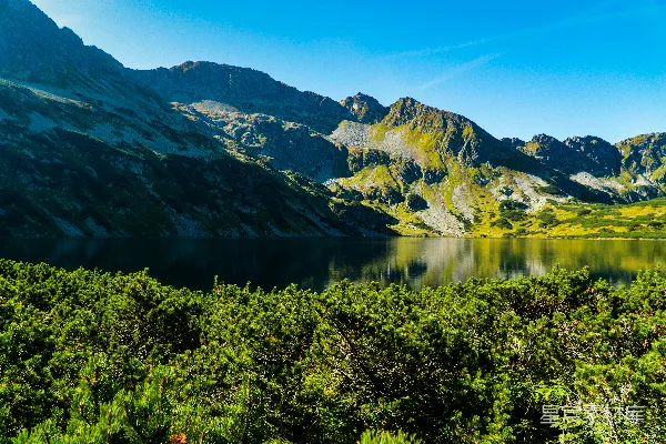高清摄影 山间环绕的一处湖景