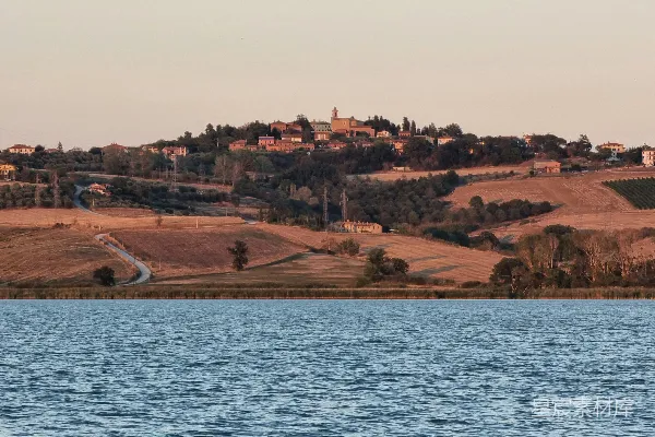 高清摄影 背景有一座山的水域