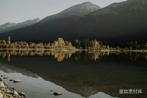 高清摄影 背景中有山的水域