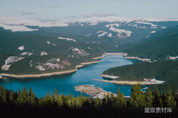 高清摄影 山间环绕的一处湖景