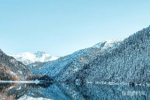 高清摄影 被雪山环绕的山顶湖泊
