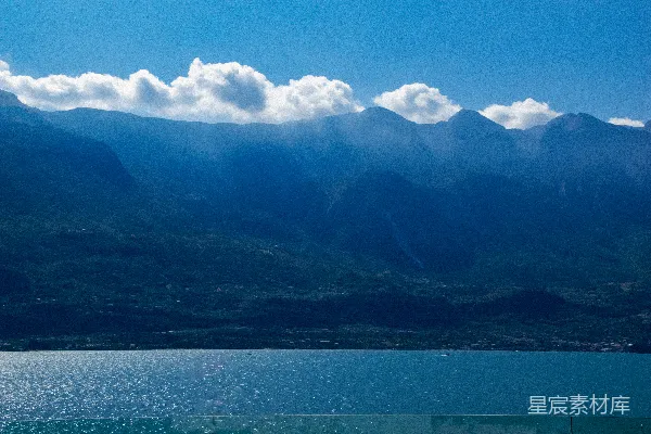 高清摄影 背景中有山的水域