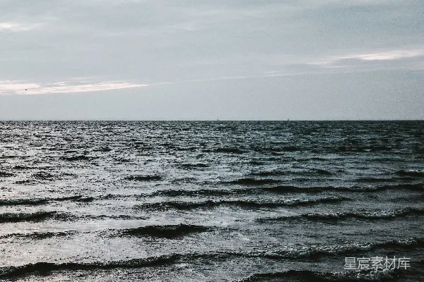高清摄影 白天海浪下的白云蓝天