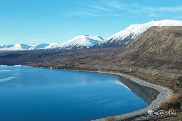 高清摄影 一片被山环绕的大片水域